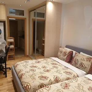 Luxury 1min Walk From Underground, With Free Parking Free Wifi Appartamento Londra